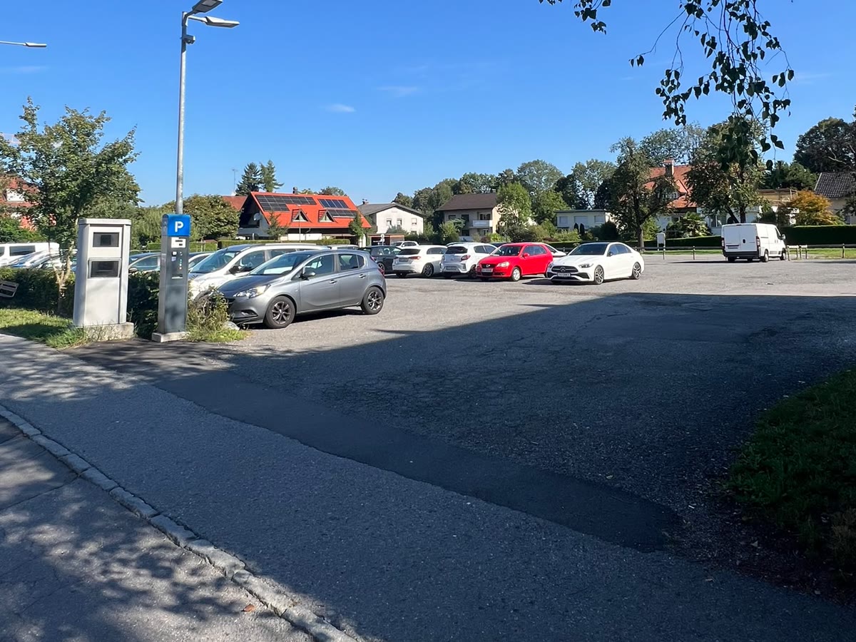 Der öffentliche Parkplatz Postplatz, 100 m vom Haus