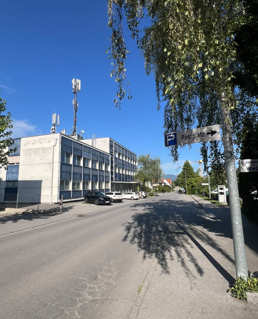 Wegweiser zum öffentlichen Parkplatz Postplatz